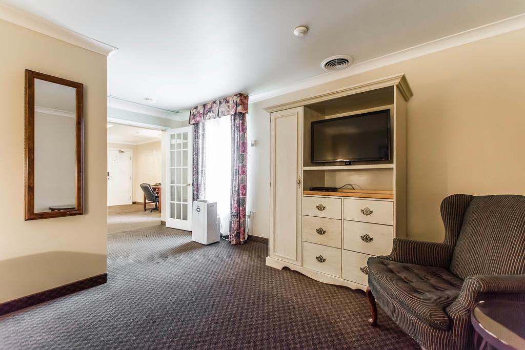 Quality Inn & Suites Garden Of The Gulf Summerside Exteriör bild