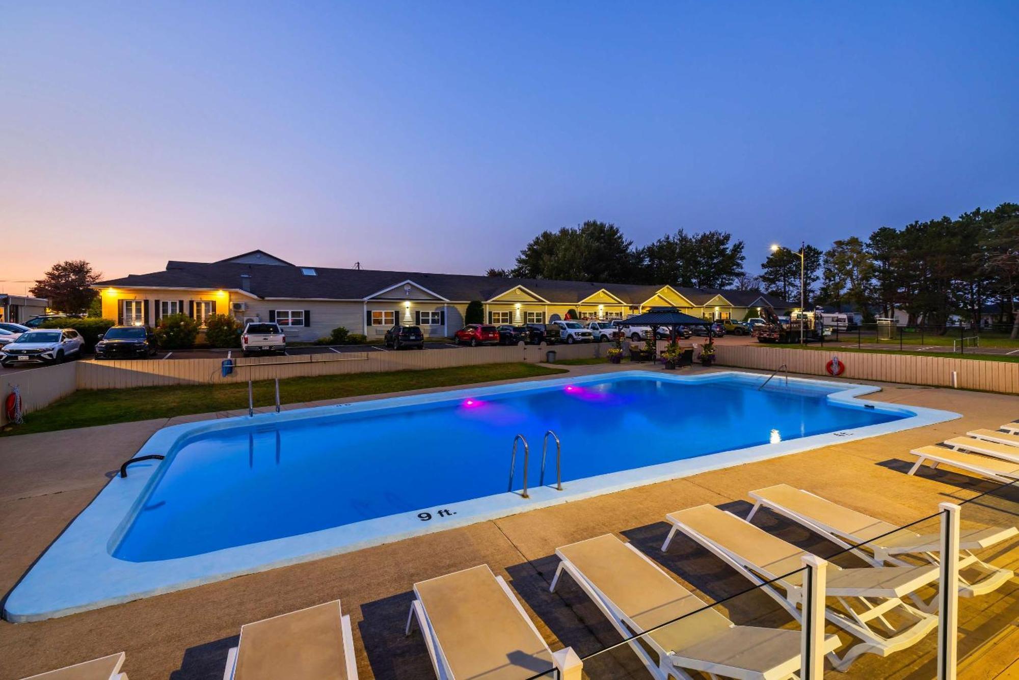 Quality Inn & Suites Garden Of The Gulf Summerside Exteriör bild