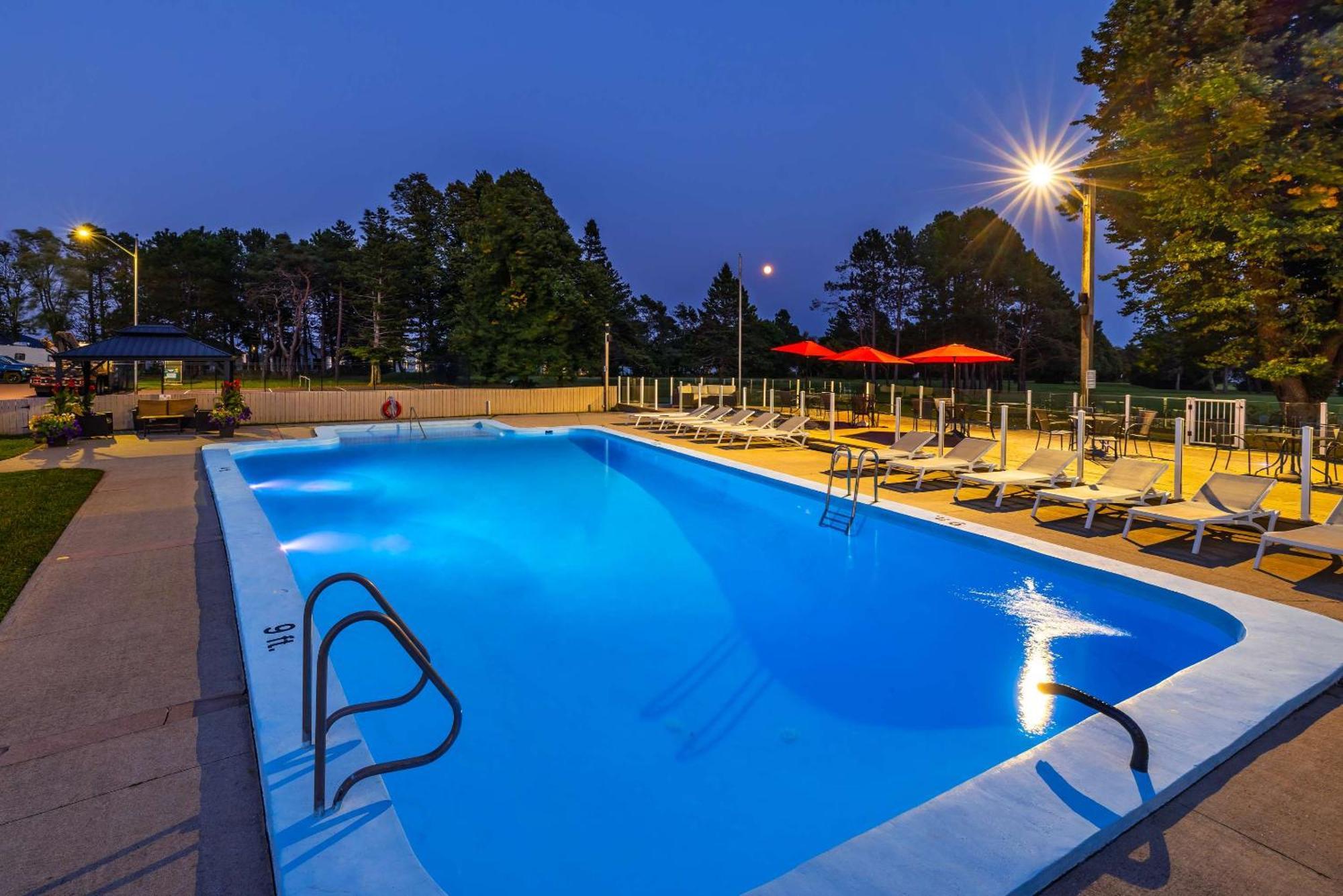 Quality Inn & Suites Garden Of The Gulf Summerside Exteriör bild