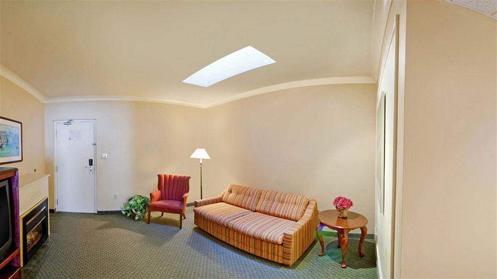 Quality Inn & Suites Garden Of The Gulf Summerside Exteriör bild